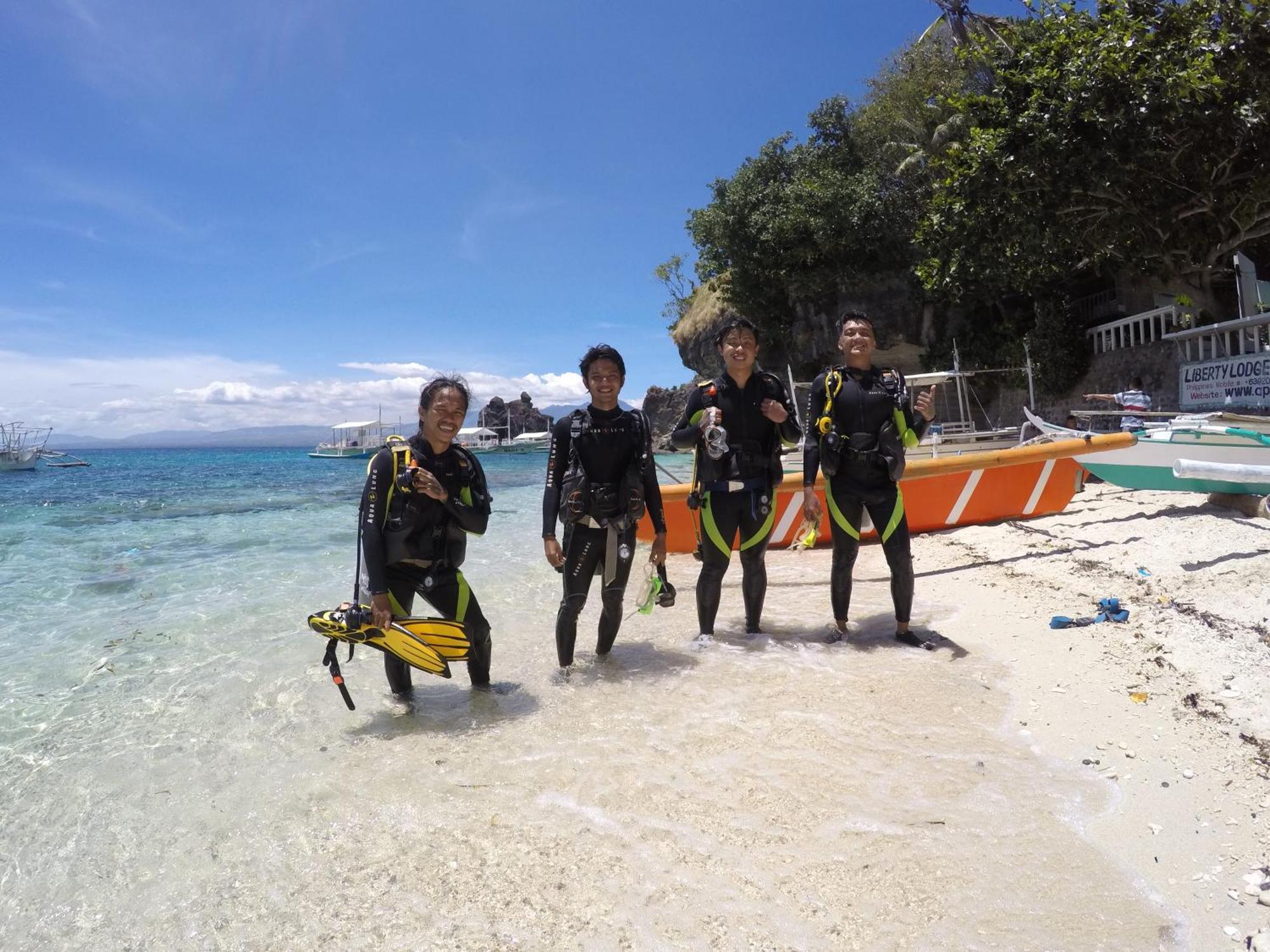 Liberty'S Lodge And Diving - Apo Island Dumaguete City Ngoại thất bức ảnh
