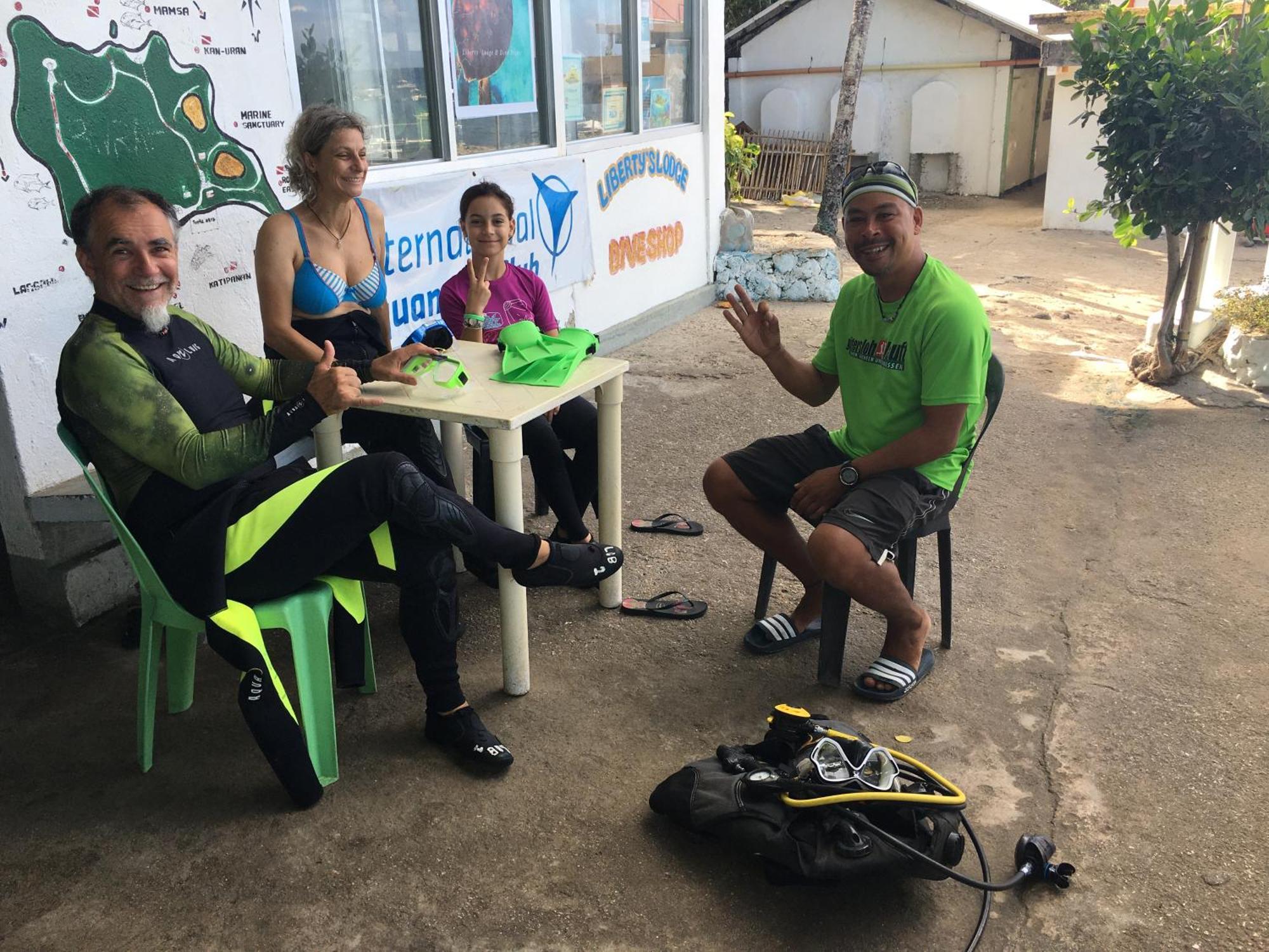 Liberty'S Lodge And Diving - Apo Island Dumaguete City Ngoại thất bức ảnh