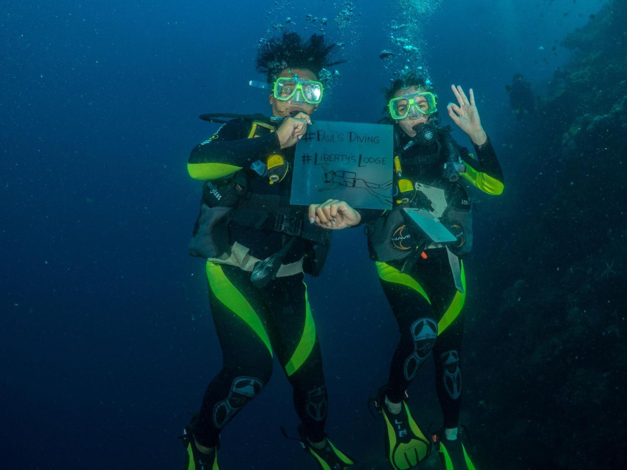 Liberty'S Lodge And Diving - Apo Island Dumaguete City Ngoại thất bức ảnh